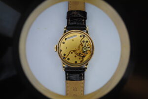 9ct gold Smiths de luxe manual wrist watch on a brown leather strap back 